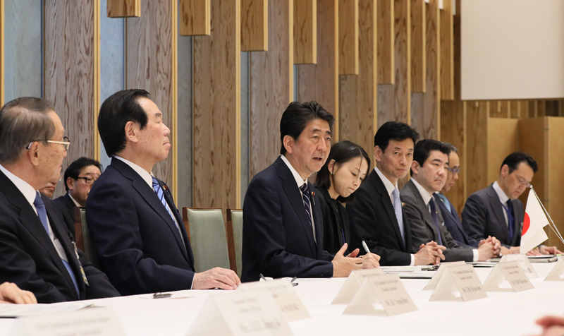 安倍总理在总理大臣官邸接受了日韩经济协会一行的拜访。