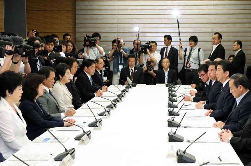 安倍总理在总理大臣官邸召开了第17次综合海洋政策总部会议。