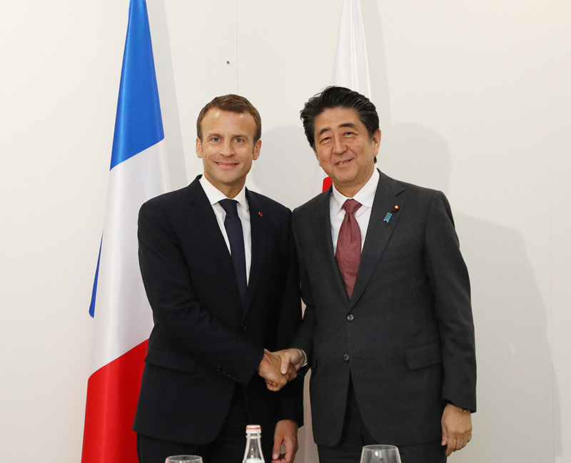安倍总理与法兰西共和国总统马克龙握手