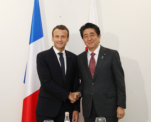 安倍总理与法兰西共和国总统马克龙握手