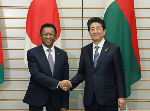 安倍总理在总理大臣官邸与马达加斯加共和国总统埃里·拉乔纳里马曼皮亚尼纳举行了首脑会谈等。