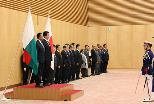 安倍总理在总理大臣官邸与马达加斯加共和国总统埃里·拉乔纳里马曼皮亚尼纳举行了首脑会谈等。