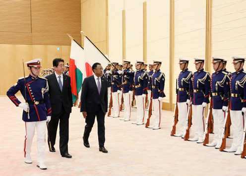 安倍总理在总理大臣官邸与马达加斯加共和国总统埃里·拉乔纳里马曼皮亚尼纳举行了首脑会谈等。