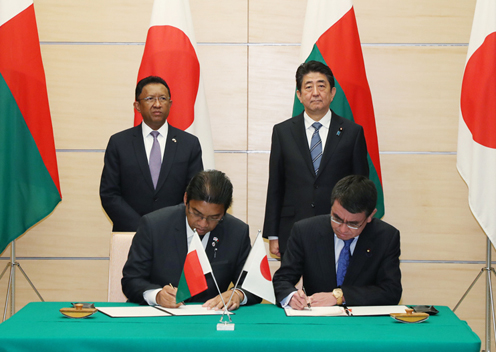 安倍总理在总理大臣官邸与马达加斯加共和国总统埃里·拉乔纳里马曼皮亚尼纳举行了首脑会谈等。