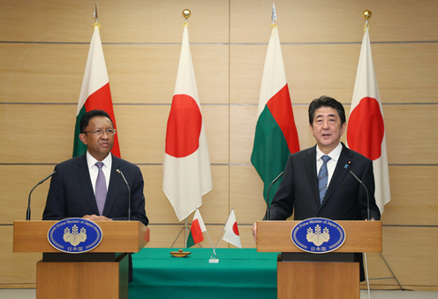 安倍总理在总理大臣官邸与马达加斯加共和国总统埃里·拉乔纳里马曼皮亚尼纳举行了首脑会谈等。