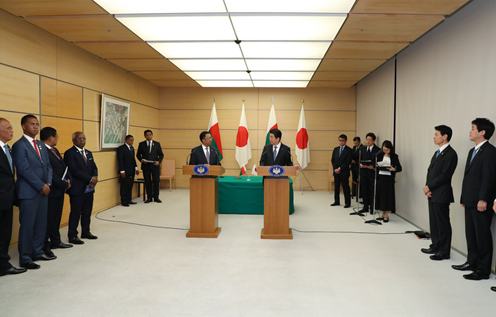安倍总理在总理大臣官邸与马达加斯加共和国总统埃里·拉乔纳里马曼皮亚尼纳举行了首脑会谈等。