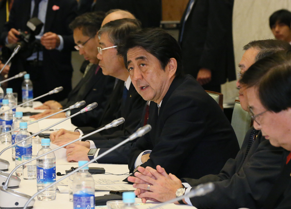 安倍总理在总理大臣官邸出席了关于日法原子能合作的高级对话。