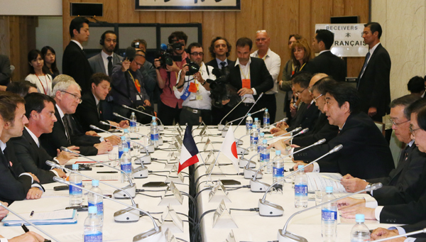 安倍总理在总理大臣官邸出席了关于日法原子能合作的高级对话。