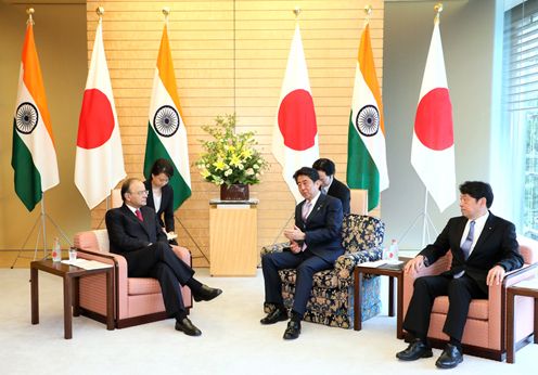 安倍总理在总理大臣官邸接受了印度国防部长阿朗·杰特利的拜会。