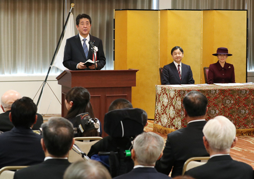 在皇太子与皇太子妃两殿下的莅临之下，安倍总理出席了在东京都内举行的2017年度“残障人士周”相关表彰仪式。