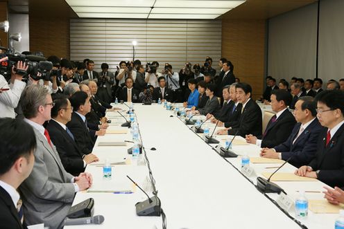 安倍总理在总理大臣官邸召开了第2次“面向未来投资的官民对话”。