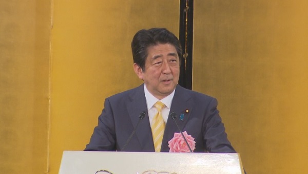 安倍总理出席了由经济三团体在东京都内联合举办的2017新年贺宴。