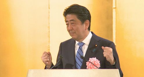 安倍总理出席了由经济三团体在东京都内联合举办的2018新年贺宴。