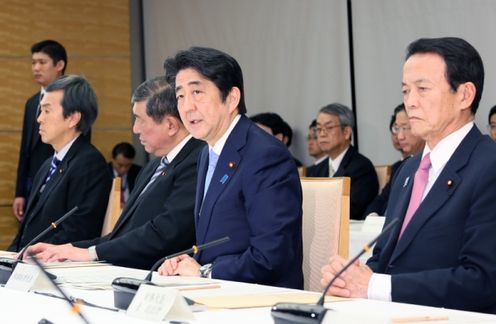 安倍总理在总理大臣官邸召开了第19次国家战略特别区域咨询会议。