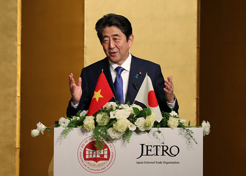 安倍总理出席了在东京都内举行的越南投资研讨会。