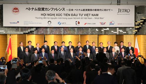 安倍总理出席了在东京都内举行的越南投资研讨会。
