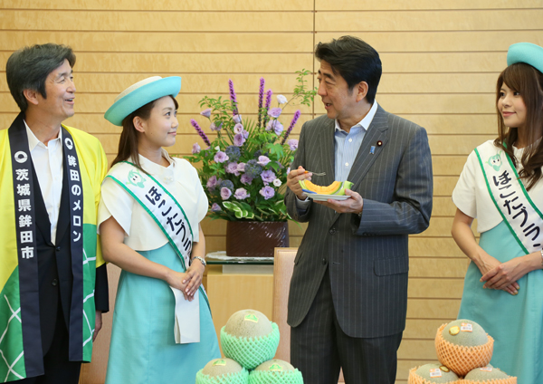安倍总理在总理大臣官邸接受了（茨城县鉾田市）鉾田品牌大使的拜访。