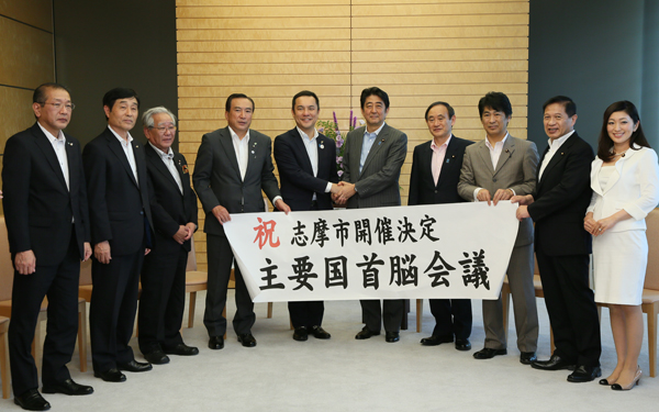 安倍总理在总理大臣官邸接受了三重县知事铃木英敬的拜访。