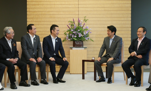 安倍总理在总理大臣官邸接受了三重县知事铃木英敬的拜访。