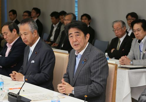安倍总理在总理大臣官邸召开了第21次产业竞争力会议。