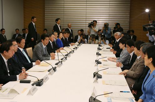 安倍总理在总理大臣官邸召开了第37次原子能灾害对策本部会议。