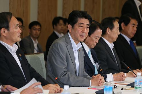 安倍总理在总理大臣官邸召开了第6次“城镇・居民・工作创生会议”。