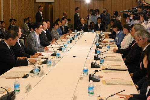 安倍总理在总理大臣官邸召开了第6次“城镇・居民・工作创生会议”。