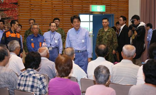 安倍总理为把握口永良部岛新岳火山喷发灾情，视察了鹿儿岛县的屋久岛町。