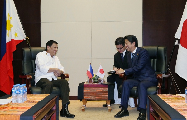 安倍总理为了出席东南亚国家联盟（ASEAN）相关首脑会议等，访问了老挝人民民主共和国的万象。