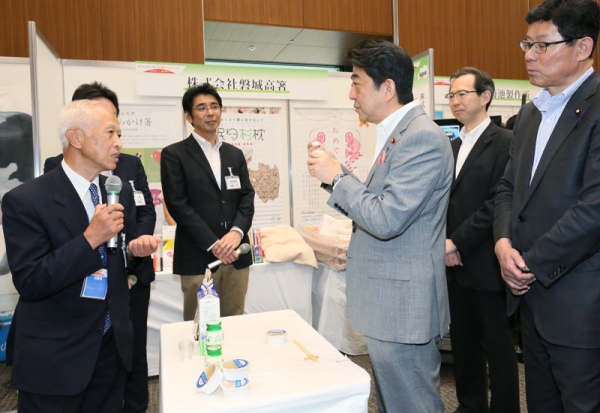 安倍总理出席了在东京都内举行的东日本大地震五周年复兴论坛。