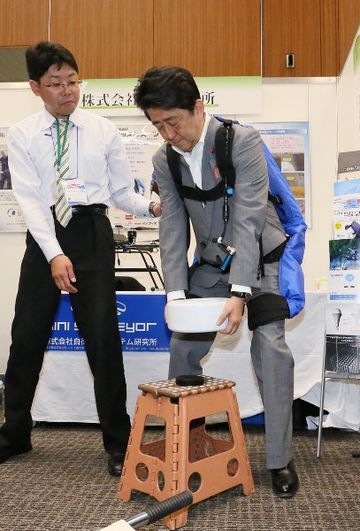 安倍总理出席了在东京都内举行的东日本大地震五周年复兴论坛。
