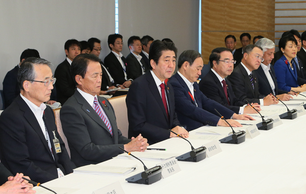 安倍总理在总理大臣官邸召开了第5次原子能防灾会议。