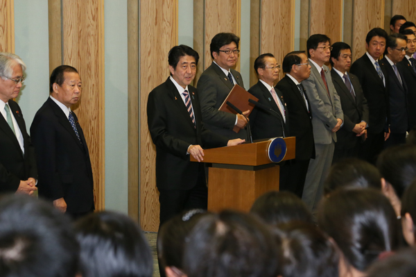 安倍总理在总理大臣官邸接受了中国高中生友好交流大使500人访日团第1批的拜会。