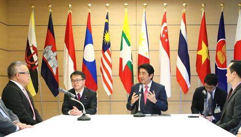安倍总理在总理大臣官邸接受了东南亚国家联盟（ASEAN）各国经济部长的拜会。