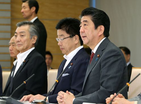 安倍总理在总理大臣官邸召开了第6次创建让所有女性绽放光彩的社会本部会议。