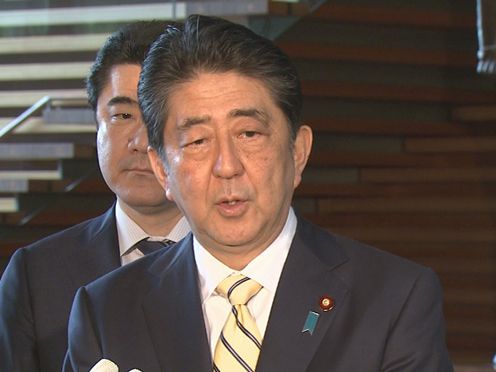 举行记者会的安倍总理