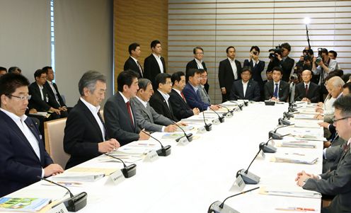 安倍总理在总理大臣官邸召开了第6次国土强韧化推进本部会议。