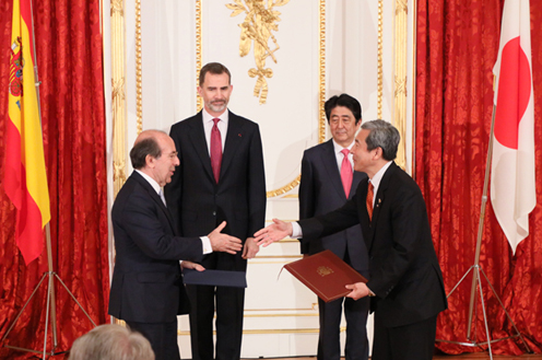 安倍总理在迎宾馆赤坂离宫与西班牙王国费利佩六世国王及莱蒂西亚王妃进行了恳谈等。