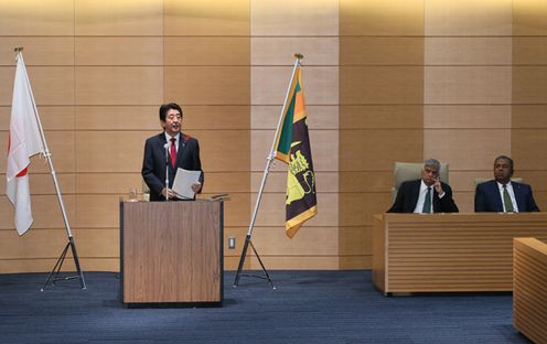 安倍总理在众议院第一议员会馆出席了斯里兰卡总理维克勒马辛哈纪念演讲会。