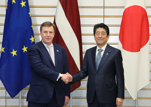 安倍总理在总理大臣官邸与拉脱维亚共和国总理马里斯·库钦斯基斯举行了首脑会谈等。