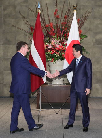 安倍总理在总理大臣官邸与拉脱维亚共和国总理马里斯·库钦斯基斯举行了首脑会谈等。
