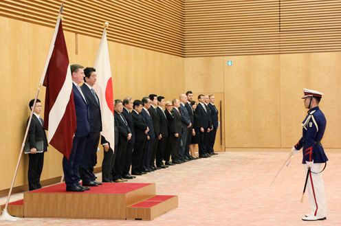 安倍总理在总理大臣官邸与拉脱维亚共和国总理马里斯·库钦斯基斯举行了首脑会谈等。