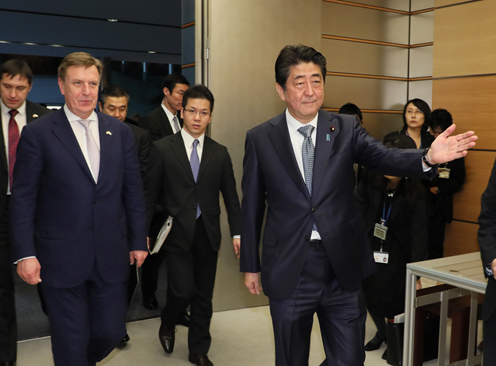安倍总理在总理大臣官邸与拉脱维亚共和国总理马里斯·库钦斯基斯举行了首脑会谈等。