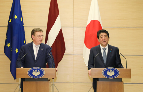 安倍总理在总理大臣官邸与拉脱维亚共和国总理马里斯·库钦斯基斯举行了首脑会谈等。