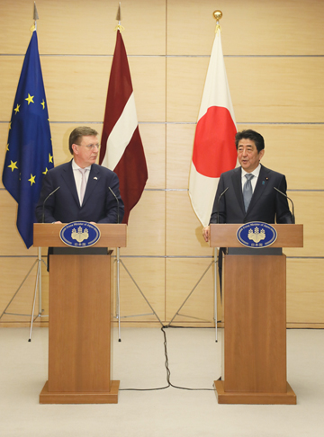 安倍总理在总理大臣官邸与拉脱维亚共和国总理马里斯·库钦斯基斯举行了首脑会谈等。