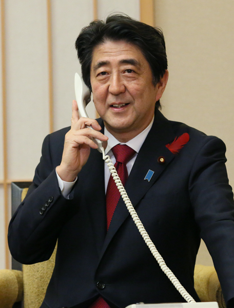 安倍总理致电祝贺东京大学宇宙线研究所的梶田隆章所长荣获诺贝尔物理奖。