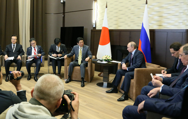 安倍总理访问了俄罗斯联邦的索契。