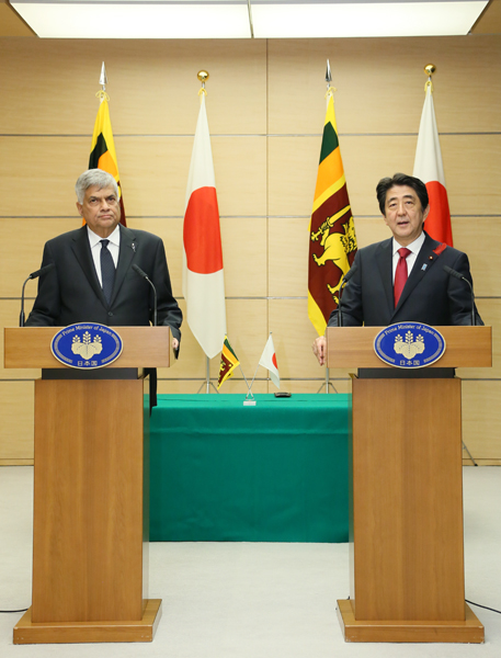 安倍总理在总理大臣官邸举行了日本・斯里兰卡首脑会谈等。