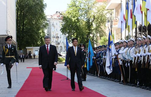 安倍总理访问了乌克兰。