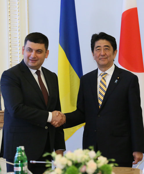 安倍总理访问了乌克兰。